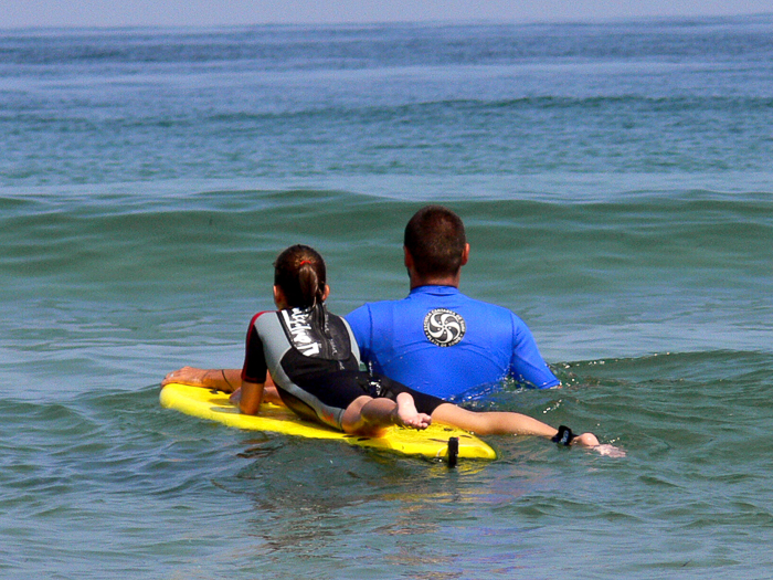 surf-para-ninos-familias-activas-escuela-cantabra-de-surf-sorteo-curso-de-surf-7
