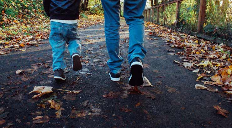 Salir a caminar: beneficios para los niños - Familias Activas