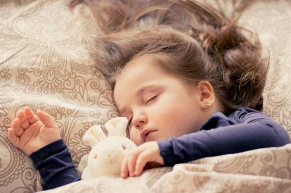 Consejos para aliviar el jet lag en los niños