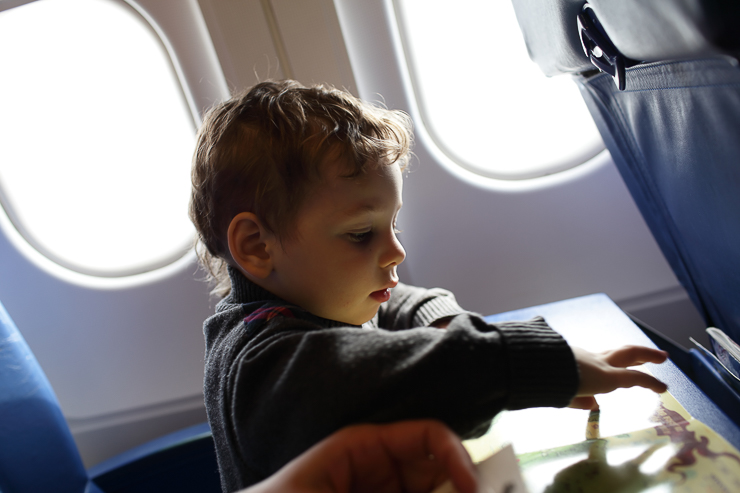 Obsesión Insignia Aislar Volar con niños, consejos para viajar en familia - Familias Activas