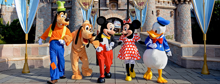 Los queridos personajes de Disney en la entrada al castillo de la Bella Durmiente.