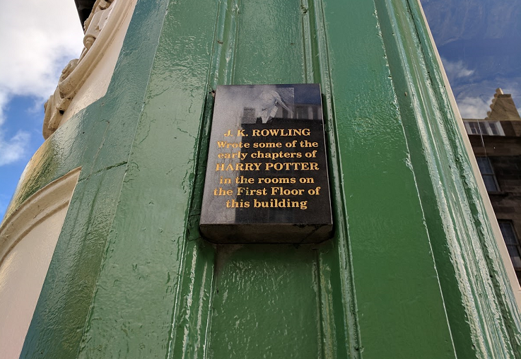 Una placa recuerda que  J.K. Rowling estuvo en este lugar creando a su personaje.