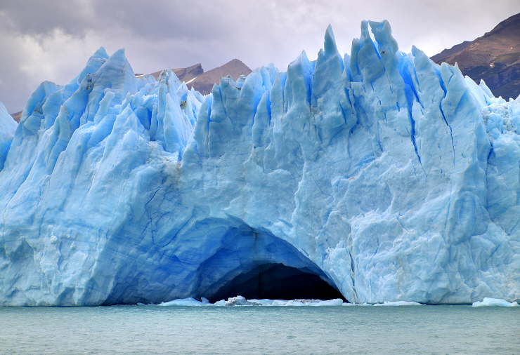 El hielo presenta formas caprichosas que maravillan a los visitantes que llegan de todo el mundo.