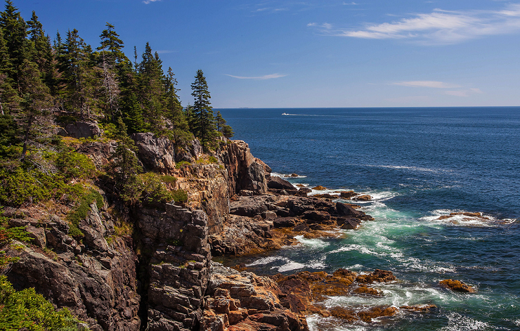 La costa de Maine presenta paisajes abruptos que rompen con las aguas del Atlántico.