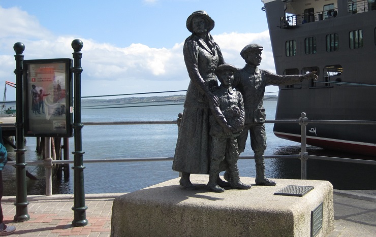 La estatua de Annie Moore y sus hermanos refleja la tradición inmigrante de las gentes de Irlanda.